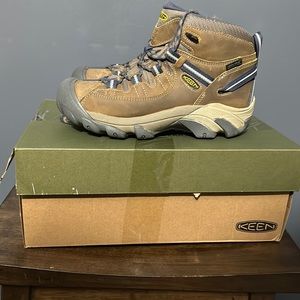 Nearly new Keen hiking boots